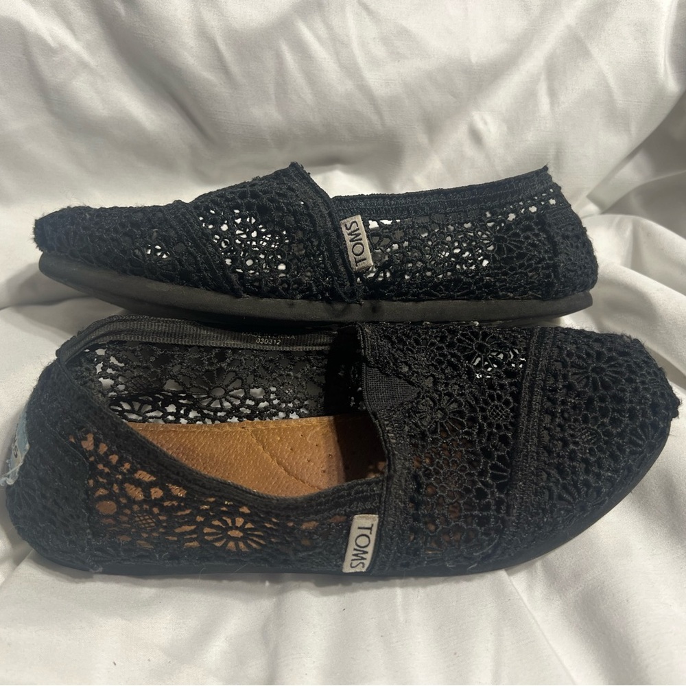 TOMS Women’s Black Crochet Slip On Flats Shoes Size 7 Casual Comfort Summer